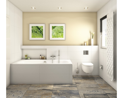 Badkamer met bad, toilet, radiator, tegels en decoratie