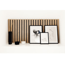 Decoratieve badkamerplank met afbeeldingen, geurstokjes en kandelaars