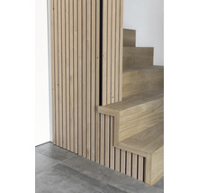 Detailopname van een trap met houten bekleding en een wand met houten panelen.