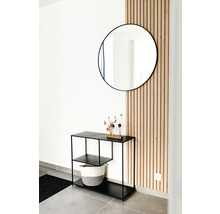 Entree met ronde spiegel, zwarte consoletafel en houten wandpanelen voor een moderne woonambiance.