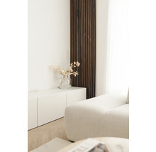 Woonkamer met houten paneel, dressoir, bank en decoratie.