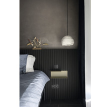 Slaapkamer met bed, lamp en wandplank