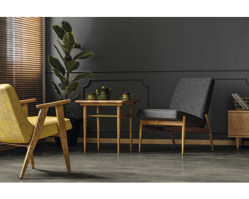 Woonkamer met fauteuil, tafel en potplant