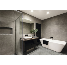 Moderne badkamer met douche, wastafel en vrijstaand bad