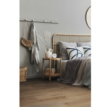 Slaapkamer met bed, nachtkastje en decoraties voor een gezellige sfeer.