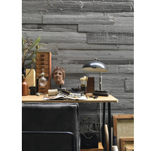 Decoratieve wandbekleding met houten panelen achter een bureau met lamp en decoratie