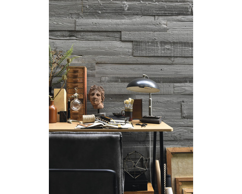 Decoratieve wandbekleding met houten panelen achter een bureau met lamp en decoratie