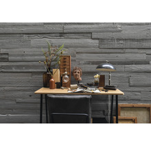 Grijze houten wand met bureau, stoel en decoratie voor een werkkamer