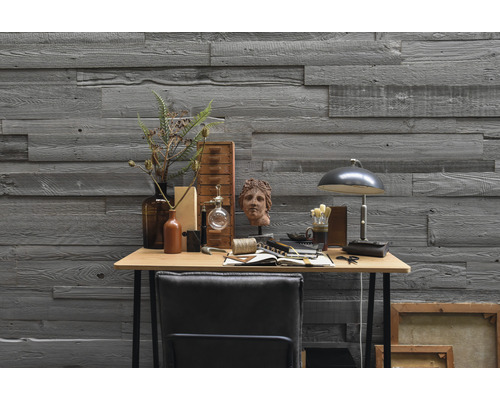 Grijze houten wand met bureau, stoel en decoratie voor een werkkamer