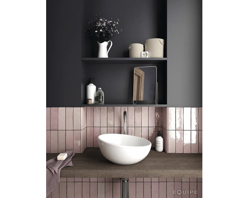 Moderne badkamer met waskom, kraan, tegels en planken.