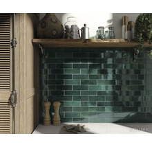 Wanddecoratie met glanzende, rechthoekige, groene tegels in de keuken.