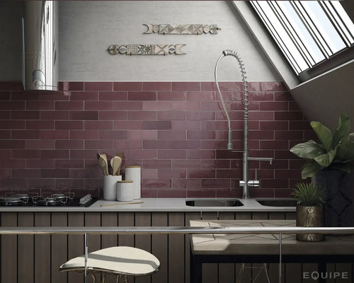 Keuken met bordeauxrode tegels, spoelbak en kookplaat voor een stijlvol keukenontwerp