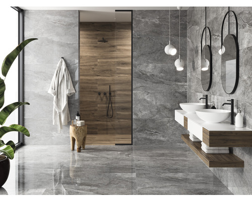 Moderne badkamer met grijze tegels, douche met houten wand, twee wastafels en spiegels