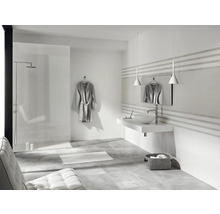 Moderne badkamer met douche, wastafel en grijze vloertegels