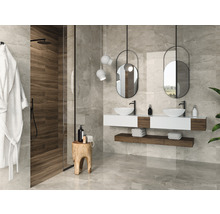 Moderne badkamer met douche, wastafel en spiegel