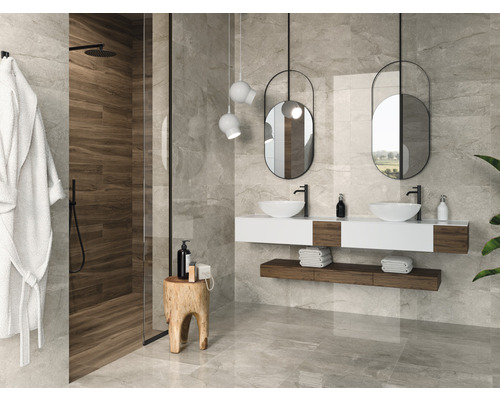 Moderne badkamer met douche, wastafel en spiegel