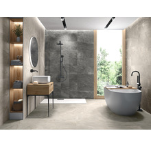 Moderne badkamer met vrijstaand bad, douche, wastafel en houten rek