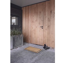 Entree met deurmat voor een houten deur