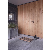 Entree met houten deur, deurmat en plantenbakken