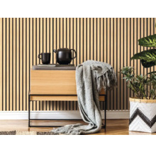 Woonkamer met wandpanelen, dressoir en kamerplant
