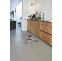 Moderne keuken met houten elementen, keukenmachine en een vloermat met motief