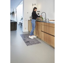 Moderne keuken met gootsteen, keukenkraan en een keukenmat met motief