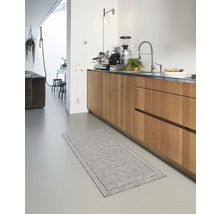 Interieurfoto van een keuken met een vloerkleed met patroon