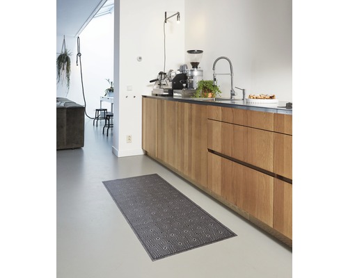 Moderne keuken met keukenloper en houten elementen