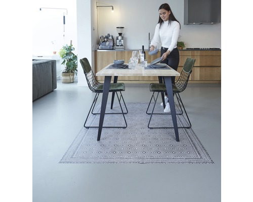 Eetkamer met tafel, stoelen en vloerkleed in modern design