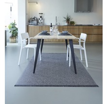 Eettafel met stoelen en vloerkleed in moderne keukenopstelling