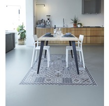 Eetgedeelte met eettafel, stoelen en vinylvloer met patroon