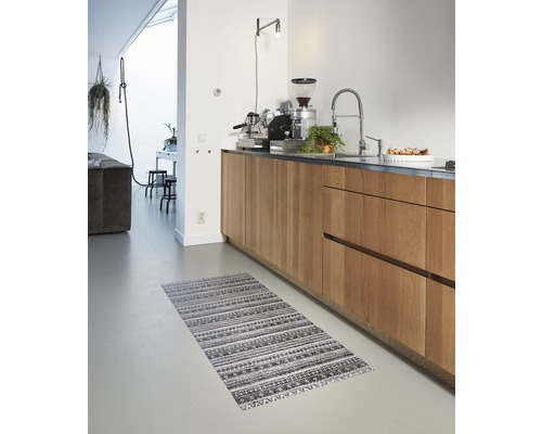 Keuken met houten elementen en een patroonteppich