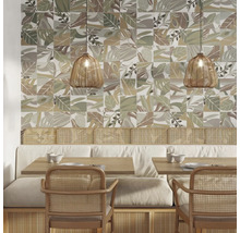 Restaurant met zithoek en wandtegels in bladdesign