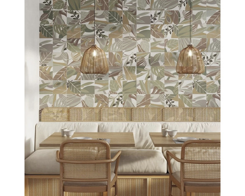 Restaurant met zithoek en wandtegels in bladdesign