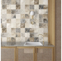 Badkamer met wandtegels in patchwork look, wastafel en wastafelonderkast
