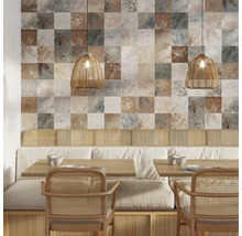 Eetkamer met wandtegels in patchwork look, houten tafels en rotan meubels