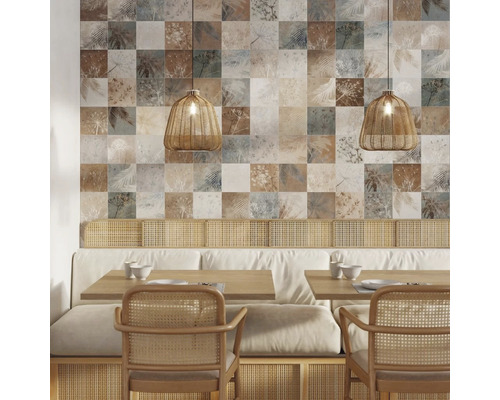 Eetkamer met wandtegels in patchwork look, houten tafels en rotan meubels