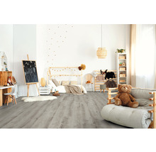 Lichte kinderkamer met houten vloer, schoolbord en speelgoed