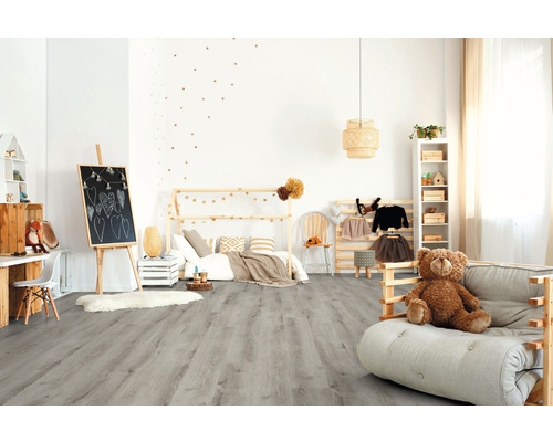 Lichte kinderkamer met houten vloer, schoolbord en speelgoed