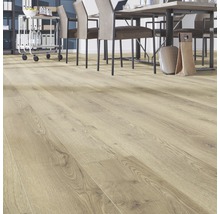 Installatievoorbeeld met lichte laminaatvloer, tafel en stoelen