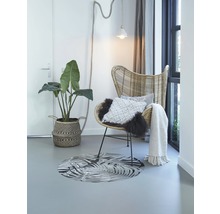 Decoratieve woonkamer met fauteuil, kamerplant, vloerkleed en verlichting