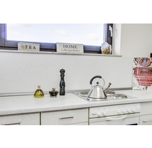 Keukenscène met kookplaat, waterkoker en decoratieve objecten