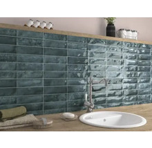 Badkamer met wastafel, kraan en wandtegels