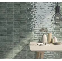 Wandtegels in modern design met tafel en decoratie