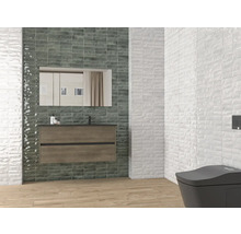 Badkamer met wastafel, spiegel, toilet en wandtegels