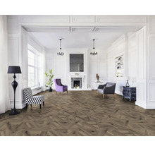 Lichte kamer met houten vloer in geometrisch patroon, fauteuils, bank en open haard