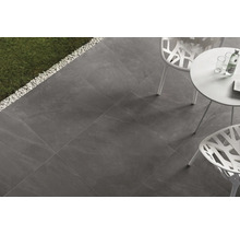 Terras met grijze tegels, gazon en witte tuinmeubelen