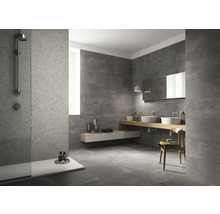 Moderne badkamer met grijze tegels op wanden en vloer, douche, wastafels en spiegel.