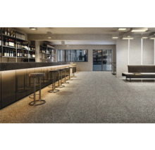 Interieur met terrazzovloer, bar, krukken en zitmogelijkheid