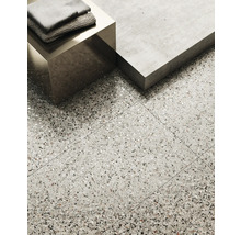 Interieurbeeld met terrazzo vloertegels, een metalen tafel en handdoeken